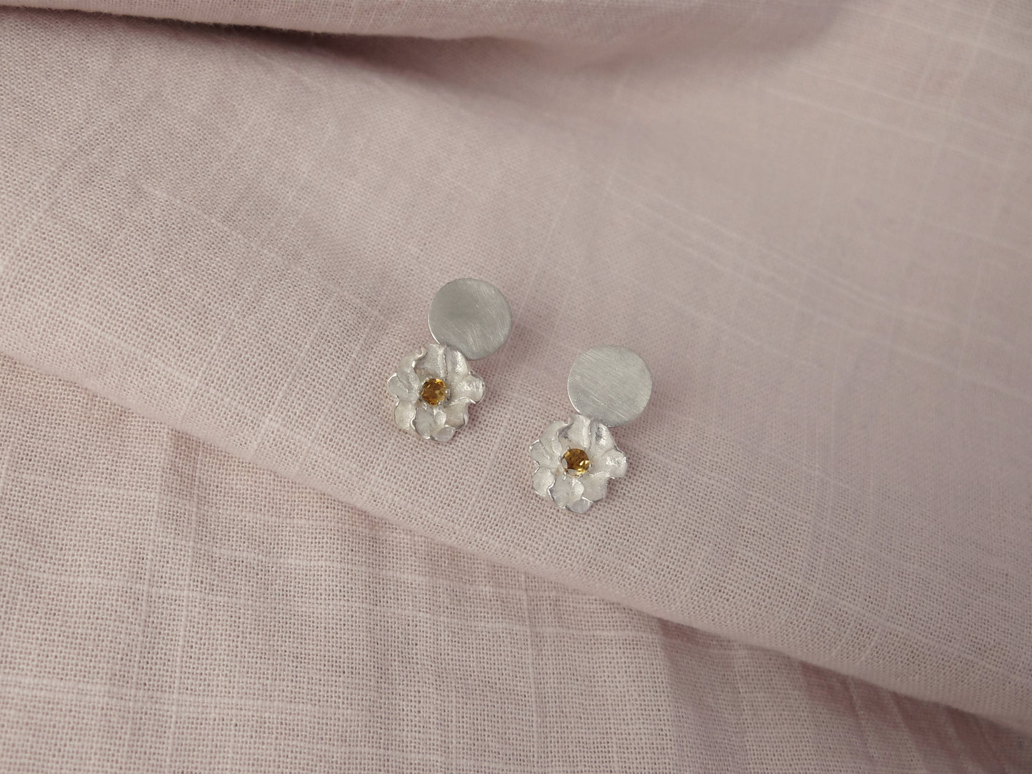 Brincos Camélia Decora